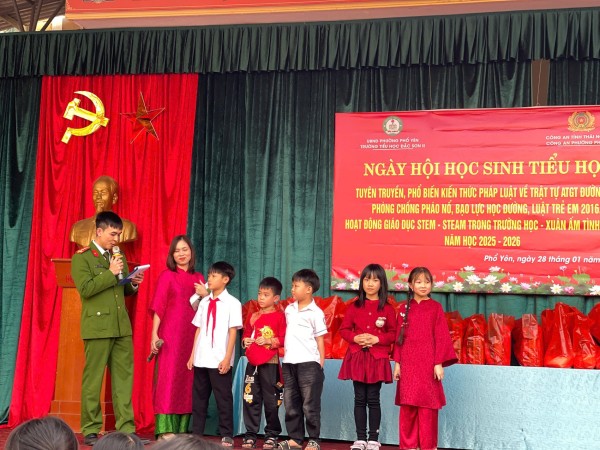 Công an phường Phổ Yên tuyên truyền, phổ biến, giáo dục pháp luật và tặng quà cho các em học sinh