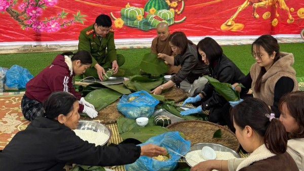 Lan toả yêu thương từ chương trình “Bánh chưng xanh - Tết vì người nghèo”
