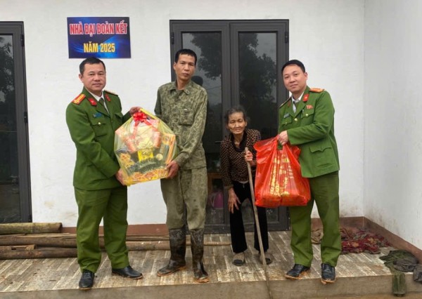 Công an xã Phú Xuyên tặng quà cho gia đình có hoàn cảnh khó khăn