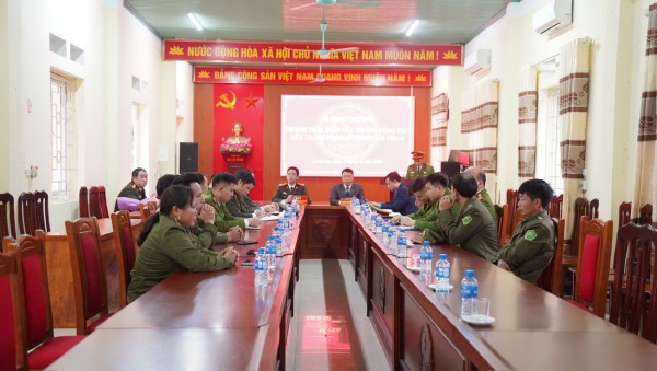 Chủ tịch UBND tỉnh trao thưởng đột xuất tập thể có thành tích xuất sắc trong đấu tranh phòng, chống tội phạm