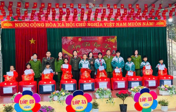 1 Công an phường Bắc Kạn tặng quà học sinh nghèo