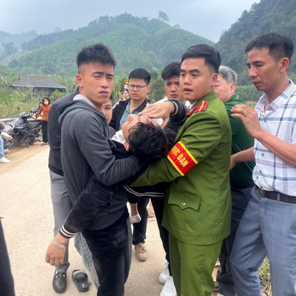 Công an xã Dân Tiến: Kịp thời hỗ trợ đưa người bị thương đi cấp cứu