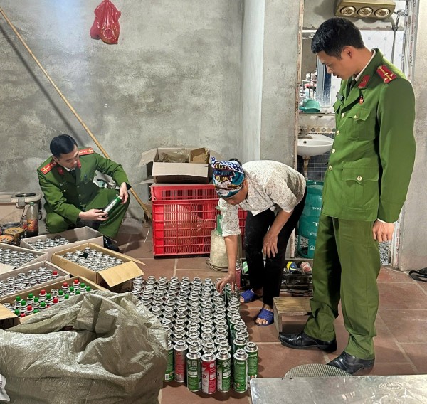 Ảnh 2 (mờ mặt đối tượng)