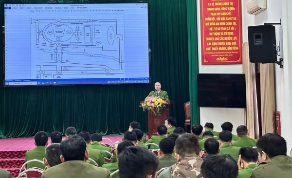 Ảnh 3 Cán bộ chiến sĩ Công an xã Định Hóa cùng với lực lượng phối hợp tham gia hội nghị triển khai kế hoạch