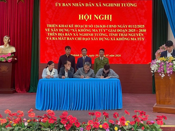 Các đồng chí lãnh đạo chứng kiến đại diện các xóm ký cam kết xây dựng xóm không ma tuý 1