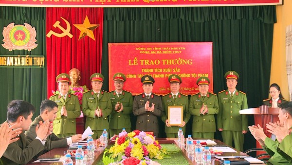 Trao thưởng đột xuất cho Công an xã Điềm Thụy có thành tích xuất sắc trong đấu tranh phòng, chống tội phạm