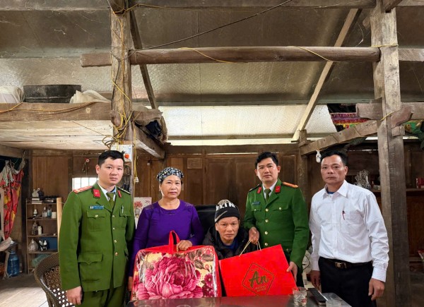 Cax Trần Phú tặng quà người khuyết tật trên địa bàn