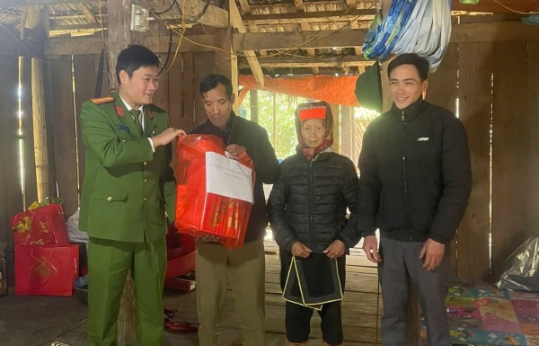 Chỉ huy Công an xã tặng quà hộ gia đình khó khăn 1