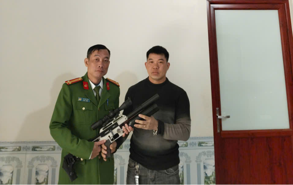Công dân giao nộp VK VLN CCHT