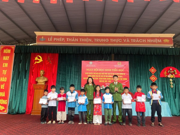 Chi đoàn thanh niên phối hợp Chi hội phụ nữ Công an phường Phổ Yên tổ chức tuyên truyền, phổ biến giáo dục pháp luật