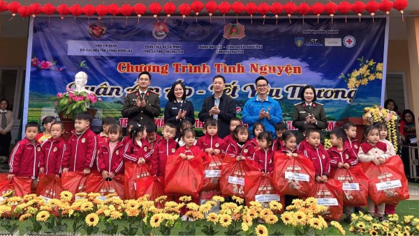 Sẻ chia khó khăn đón Xuân ấm áp, Tết yêu thương tại xã Thanh Mai