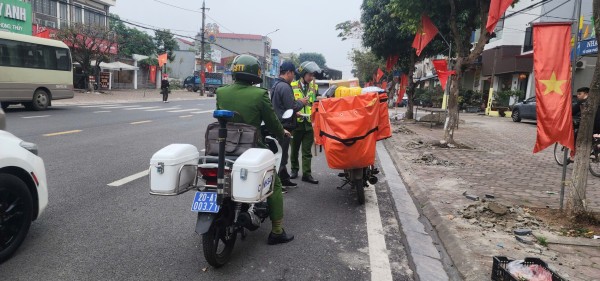Công an phường Sông Công tăng cường nhắc nhở, xử lý vi phạm bảo đảm TTATGT dịp Tết Bính Ngọ 2026