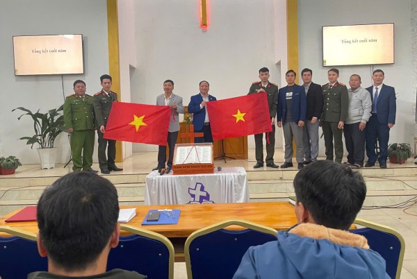 Công an xã Cao Minh giữ bình yên vùng đồng bào theo tôn giáo.