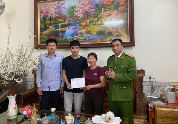 Chỉ huy Công an xã An Khánh tặng quà, động viên tân binh tham gia nghĩa vụ CAND năm 2026