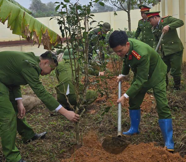 Công an xã Thành Công hưởng ứng phong trào Tết trồng cây