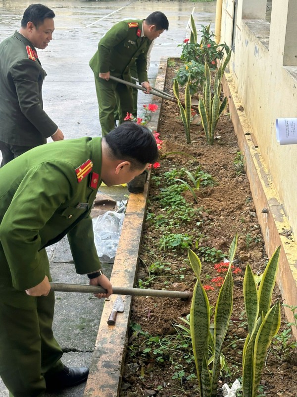 Công an xã Côn Minh hưởng ứng “Tết trồng cây”