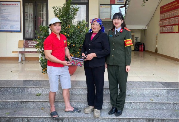 Công an xã Côn Minh hỗ trợ người dân trao trả lại tài sản đánh rơi