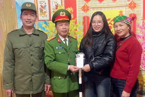 Công an xã Côn Minh hỗ trợ người dân trao trả lại tài sản đánh rơi