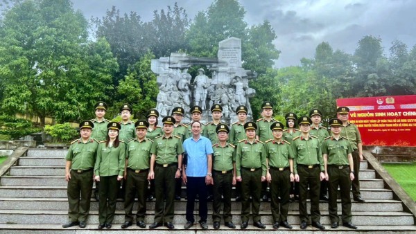 Thanh tra Công an tỉnh Thái Nguyên tổ chức chương trình về nguồn và sinh hoạt chính trị