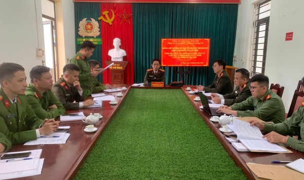 Thượng tá Nguyễn Hoàng Trí Kháng, Phó Giám đốc Công an tỉnh kiểm tra công tác bảo đảm ANTT phục vụ bầu cử.