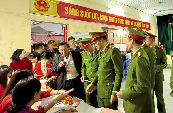 Cán bộ, chiến sĩ Phòng Cảnh sát PCCC và CNCH tham gia bầu cử