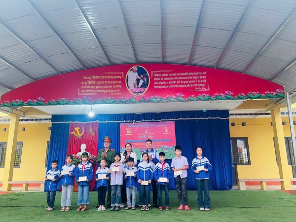 Chi đoàn Công an xã Vạn Phú tặng quà cho các em học sinh có hoàn cảnh khó khăn