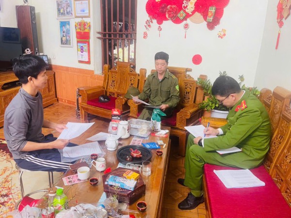 Công an xã Điềm Thụy rà soát, làm sạch dữ liệu sách cử tri phục vụ bầu cử