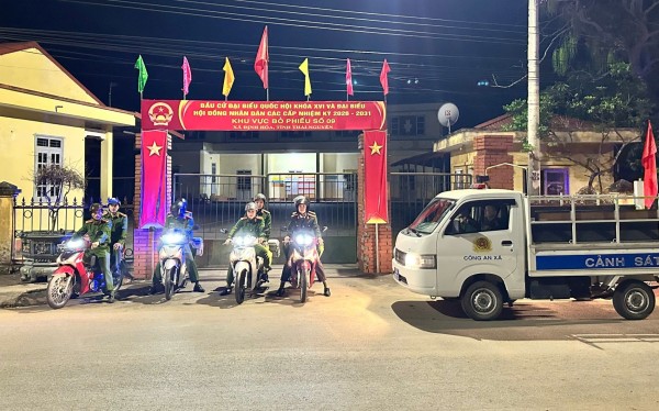 Ảnh 3 Công an xã Định Hóa tuần tra, kiểm soát các khu vực bỏ phiếu