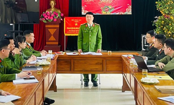 ảnh Đ c Lê Hồng Giang PGD làm việc với CAX Cẩm Giàng
