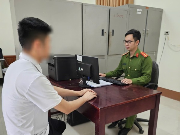 Cán bộ Công an xã làm việc với công dân nhập cảnh trái phép