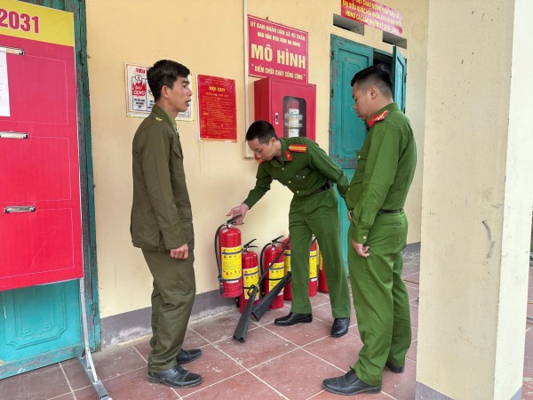 Chỉ huy Công an xã kiểm tra thiết bị PCCC tại điểm bầu cử 2