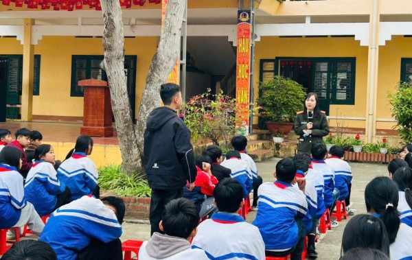 Công an xã tuyên truyền tại trường học trên địa bàn