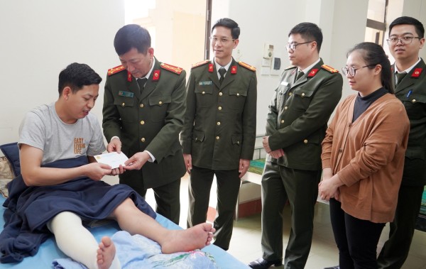 Lãnh đạo Công an tỉnh Thái Nguyên thăm hỏi, động viên cán bộ bị thương trong khi thực hiện nhiệm vụ