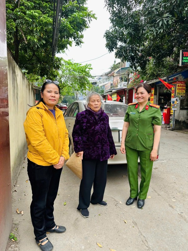 giúp đỡ cụ bà