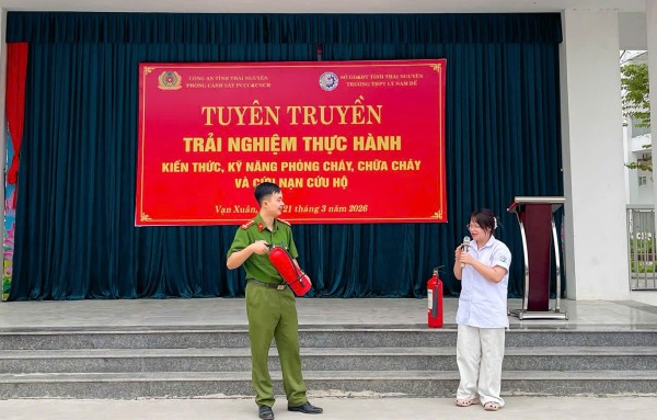 Gần 1.200 người tham gia trải nghiệm kỹ năng chữa cháy và cứu nạn