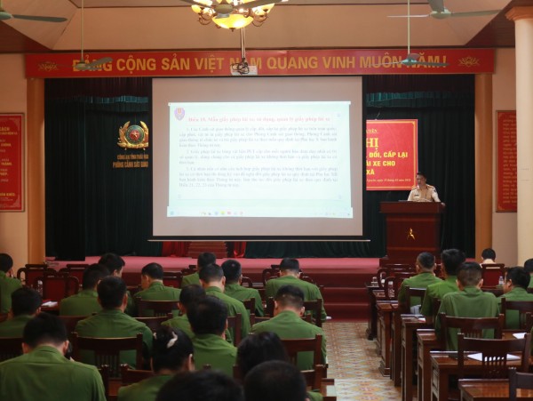 Tập huấn công tác cấp đổi, cấp lại, thu hồi giấy phép lái xe cho Công an cấp xã