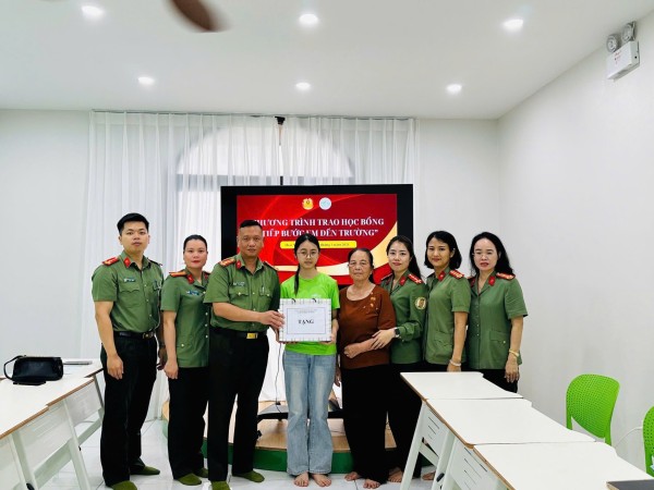 Cụm thi đua An ninh trao tặng quà, tiếp sức con nuôi theo chương trình Mẹ đỡ đầu