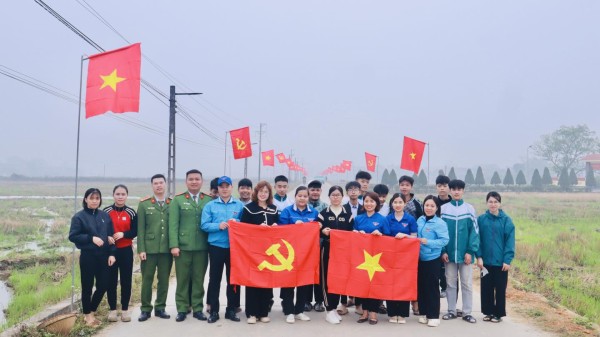 Thanh niên treo cờ