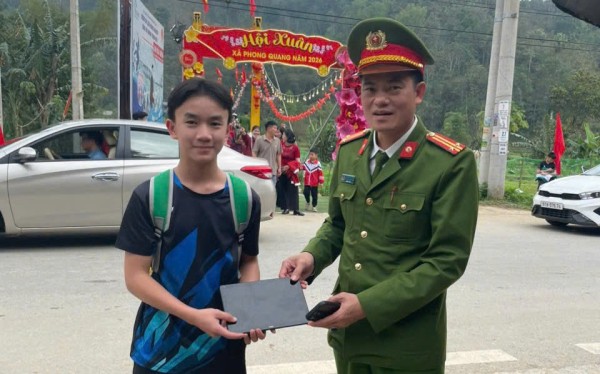 Công an xã Phong Quang trao trả lại tài sản cho người dân đánh rơi tại hội xuân