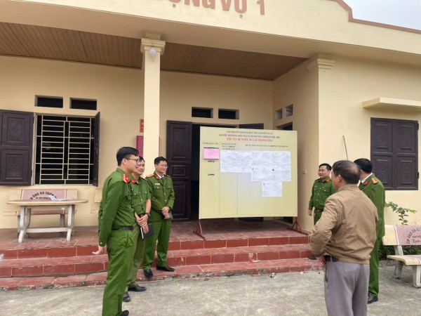 Kiểm tra phương án PCCC tại các khu vực bỏ phiếu ở xã Thành Công