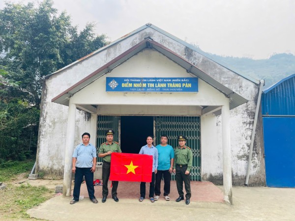 Công an xã Văn Lăng tuyên truyền bầu cử, vận động treo cờ Tổ quốc tại các điểm nhóm Tin lành