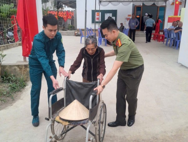 Công an phường Linh Sơn hỗ trợ cử tri cao tuổi tham gia bầu cử