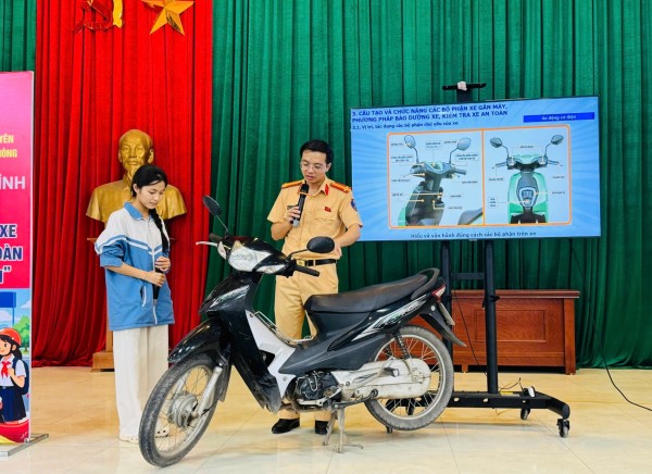 Gần 600 học sinh được hướng dẫn kỹ năng lái xe gắn máy an toàn