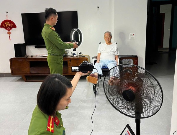 Công an phường Sông Công cấp căn cước lưu động cho 100% người già yếu, bệnh tật