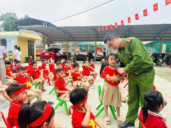 Công an xã Văn Lăng tổ chức “Ngày hội giao thông” cho trẻ mầm non