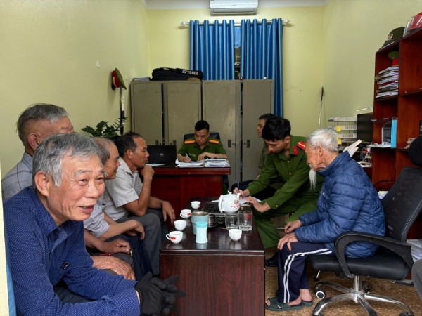Công an xã An Khánh hướng dẫn thân nhân liệt sĩ kê khai phục vụ thu nhận ADN