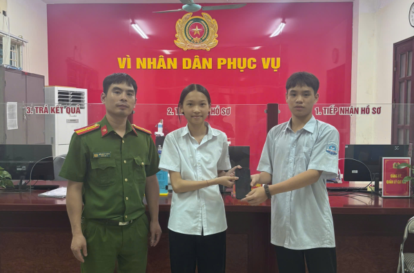 Công an phường Bắc Kạn trao trả tài sản cho học sinh đánh rơi