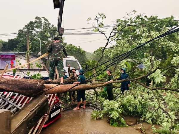 Công an xã Văn Hán đảm bảo trật tự an toàn giao thông trước mưa dông, lốc, sét