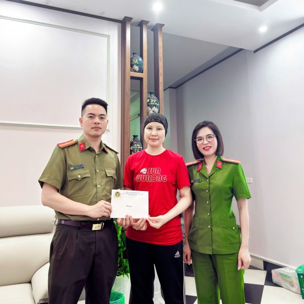 Công an phường Linh Sơn thăm hỏi, trao quà hỗ trợ cán bộ mắc bệnh hiểm nghèo