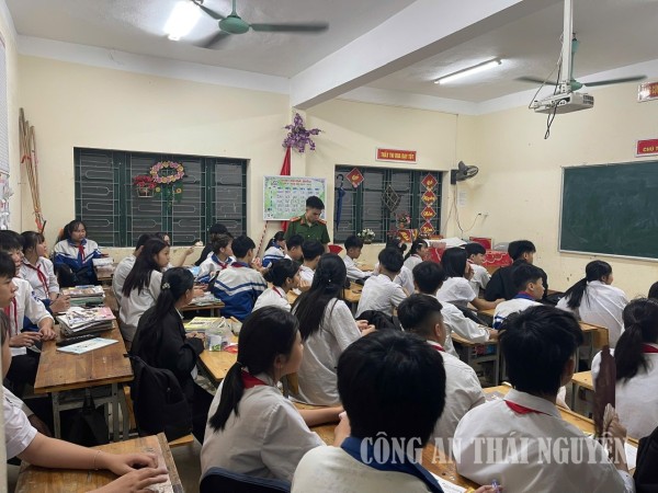 Tuyên truyền giáo dục pháp luật tại trường học trên địa bàn xã Cẩm Giàng.